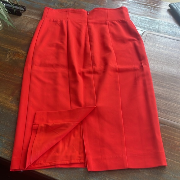 New York and Company, red pencil skirt with black buttons. Size 8 - Picture 3 of 5
